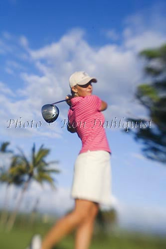Woman playing golf in Maui, Hawaii - Hawaiipictures.com