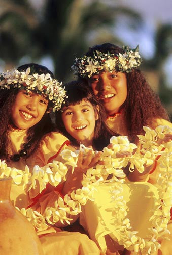 Hawaiian keiki (children) saying aloha, Maui, Hawaii - Hawaiipictures.com