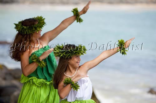 Kahiko hula dancers, mother and daughter, Hawaii - Hawaiipictures.com