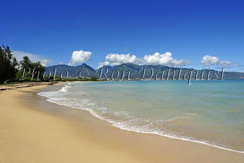 Kanaha Beach and W. Maui Mountains, Maui, Hawaii - Hawaiipictures.com