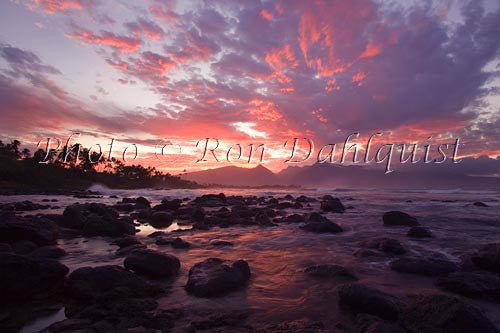 Sunset on the north shore of Maui, Hawaii - Hawaiipictures.com