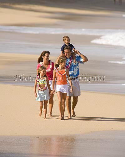 Vacationing family on the beach, Maui, Hawaii Picture - Hawaiipictures.com