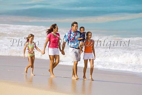 Vacationing family on the beach, Maui, Hawaii - Hawaiipictures.com
