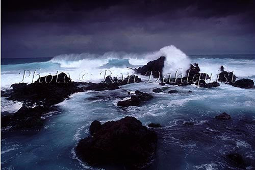 Waves breaking on rocks at Ho'okipa, Maui, Hawaii - Hawaiipictures.com