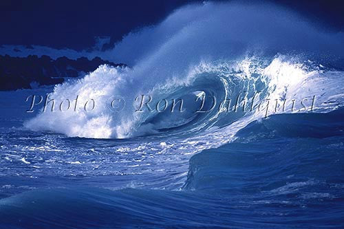 Wave breaking on the north shore of Oahu, Hawaii - Hawaiipictures.com
