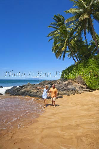 Couple vacationing on Maui, walking on Changs beach, Makena, Hawaii - Hawaiipictures.com