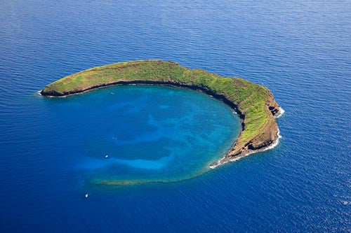 Molokini, known for its snorkeling, Hawaii - Hawaiipictures.com