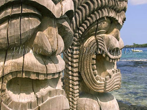 Replicas of wooden Gods at Puuhonua O Honaunau Picture - Hawaiipictures.com