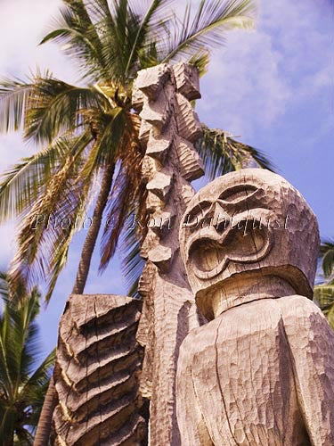 Replicas of wooden Gods at Puuhonua O Honaunau - Hawaiipictures.com